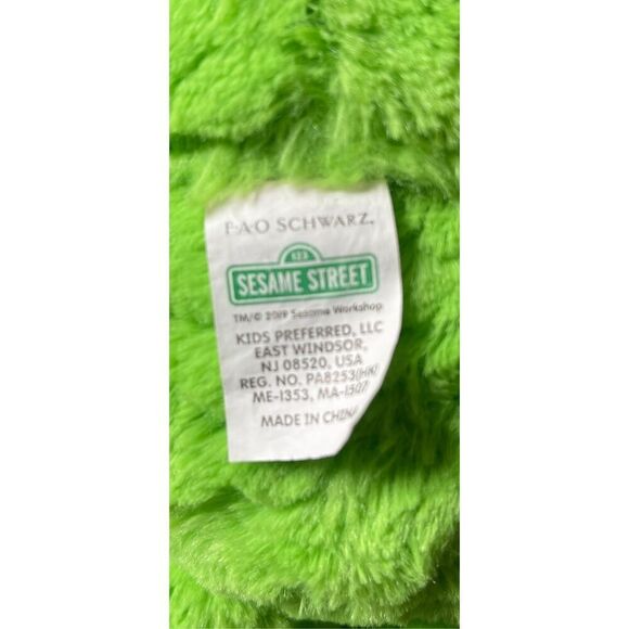 Fao Schwarz Toy's Green Sesame Street Hasbro Oscar the Grouch Action Figure 16” - Picture 4 of 10